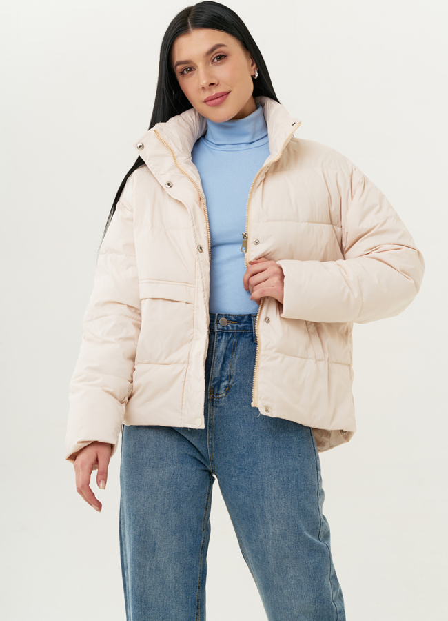 Женская утепленная куртка светло-бежевого цвета модель № 22400 меха малина