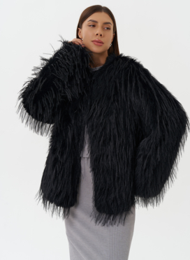 Женская шуба под эко страуса черного цвета