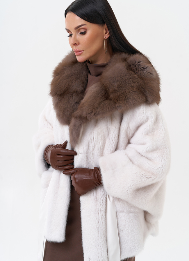 Короткая норковая шуба с капюшоном из меха куницы модель № 29263 универмаг малина