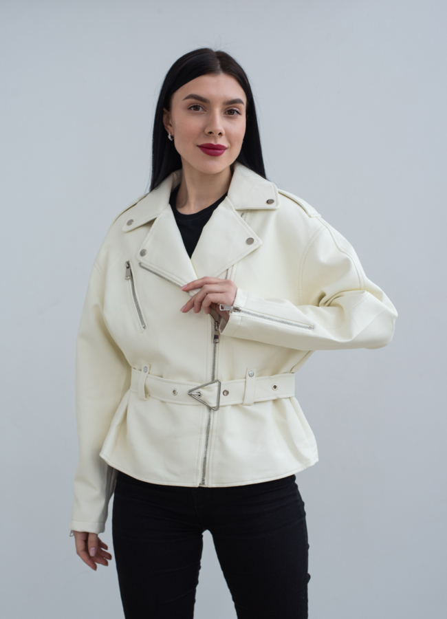 Женская куртка из эко кожи белого цвета  модель № 22847 в кредит