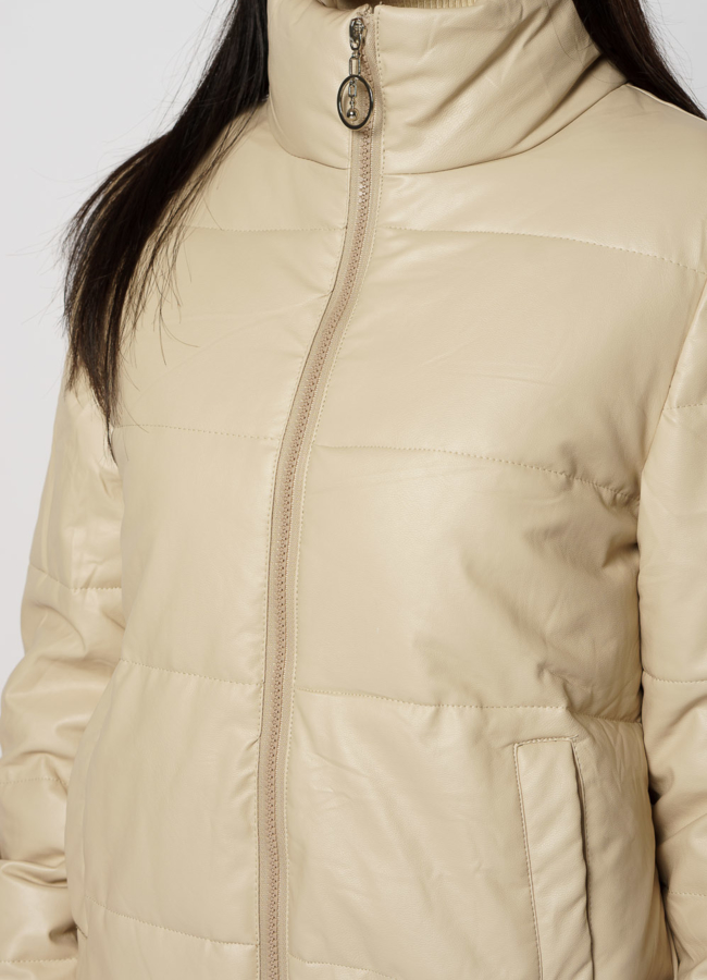 Женская куртка из эко кожи бежевого цвета модель № 5031 универмаг малина