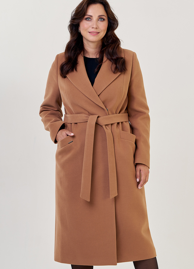 Классическое женское пальто в коричневом цвете  модель № 23181 меха малина