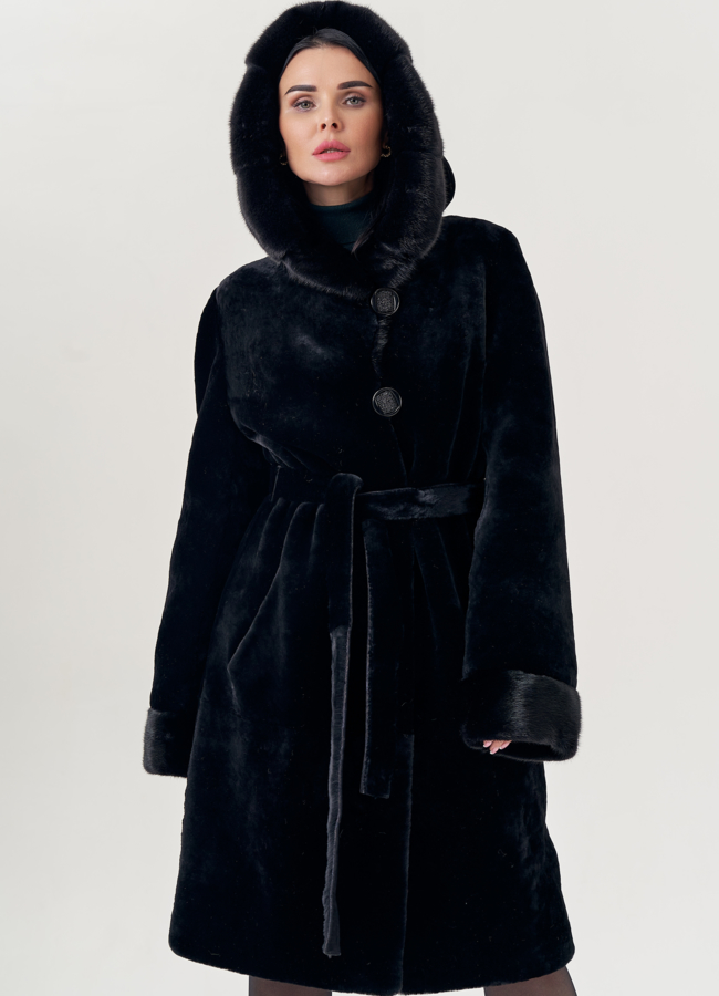 Шуба из овчины в черном цвете с капюшоном  модель № 79634 универмаг малина