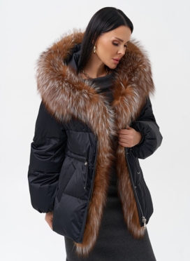 Женский пуховик с отделкой из меха лисы