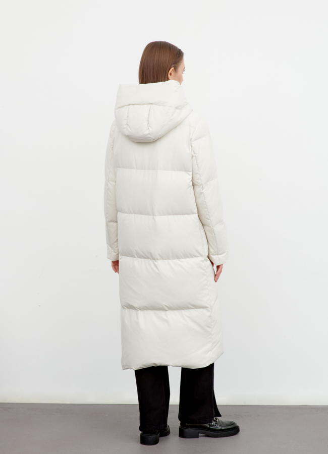 фото Длинный светлый пуховик  модель № 79411