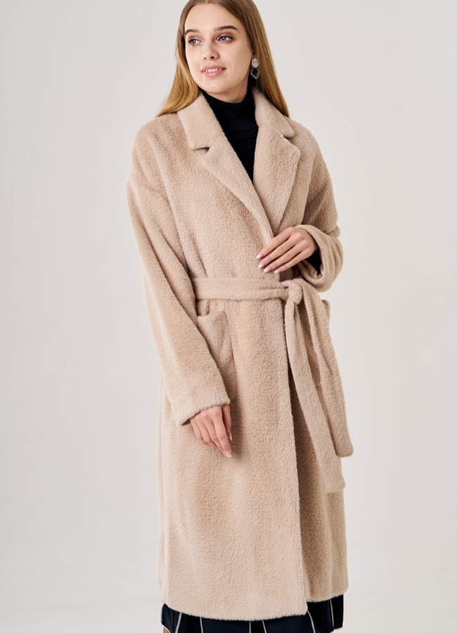 Пальто женское бежевого цвета с поясом модель № T4F W9822 меха малина