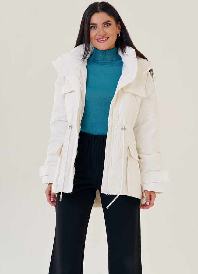 Женская куртка оверсайз в белом цвете модель № 23236 в кредит