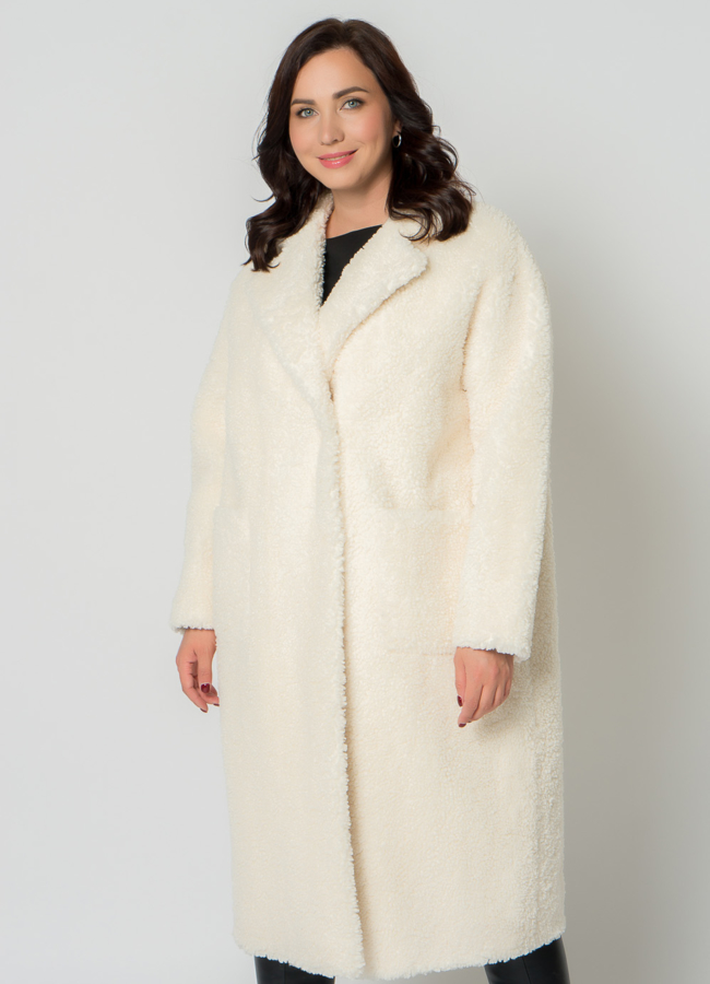 Пальто из эко меха белого цвета с английским воротником модель № 19433 меха малина