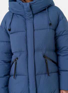 Женский пуховик синего цвета с капюшоном