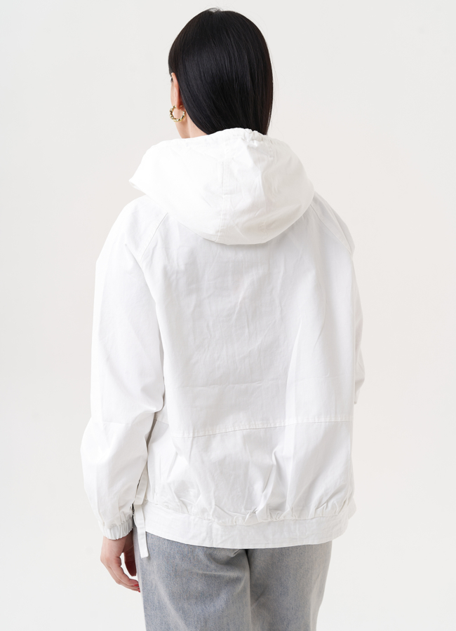 Ветровка белого цвета с капюшоном модель № 27259 в рассрочку