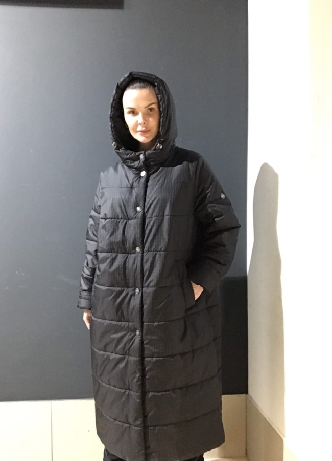 Утепленный женский плащ в черном цвете модель № Дотта меха малина