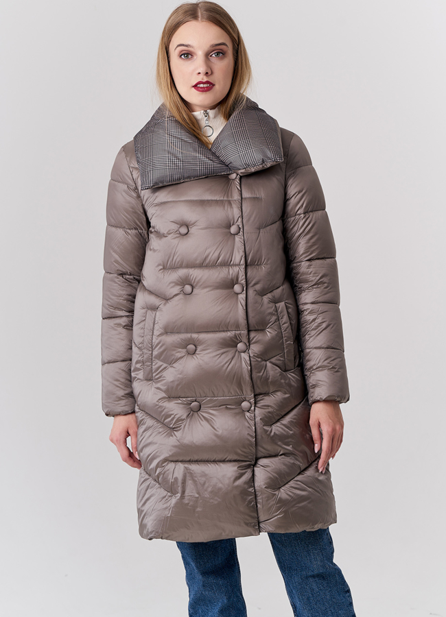 Удлиненный пуховик коричневого цвета  модель № 21889 меха малина