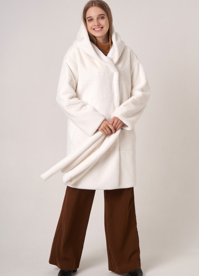 Белая искусственная шуба с капюшоном модель № 17962 универмаг малина