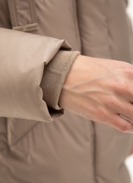 Женский пуховик  капюшоном