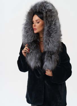 Шуба из меха кролика с капюшоном из чернобурки Шуба из меха кролика с капюшоном из чернобурки