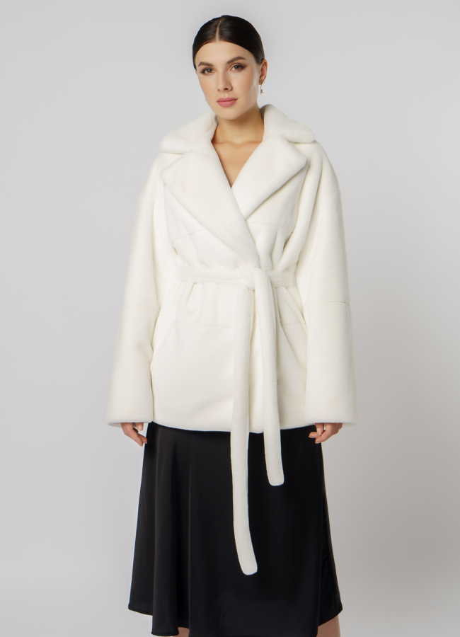 Шуба из искусственного меха белого цвета модель № 17843 меха малина