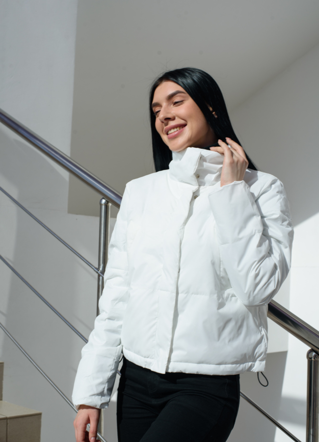 Куртка белого цвета  модель № 22587 в кредит