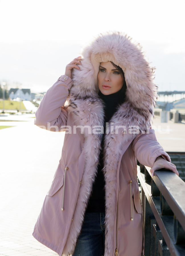 Парка розового цвета с меховой отделкой из енота модель № D08 в рассрочку