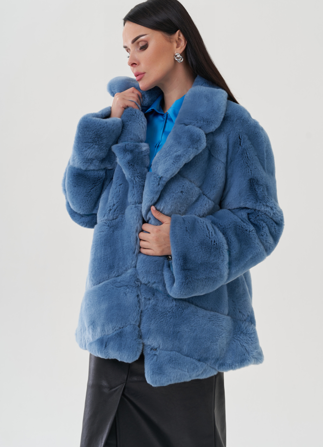 Шуба голубого цвета из меха кролика модель № 25322 универмаг малина