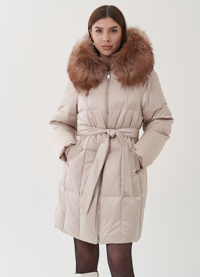 Пуховик бежевого цвета с отделкой капюшона модель № 25370 меха малина