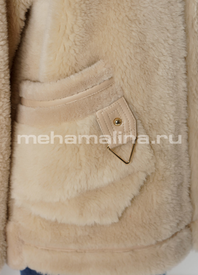 Укороченная шуба бежевого цвета с накладными карманами модель № 89191 универмаг малина