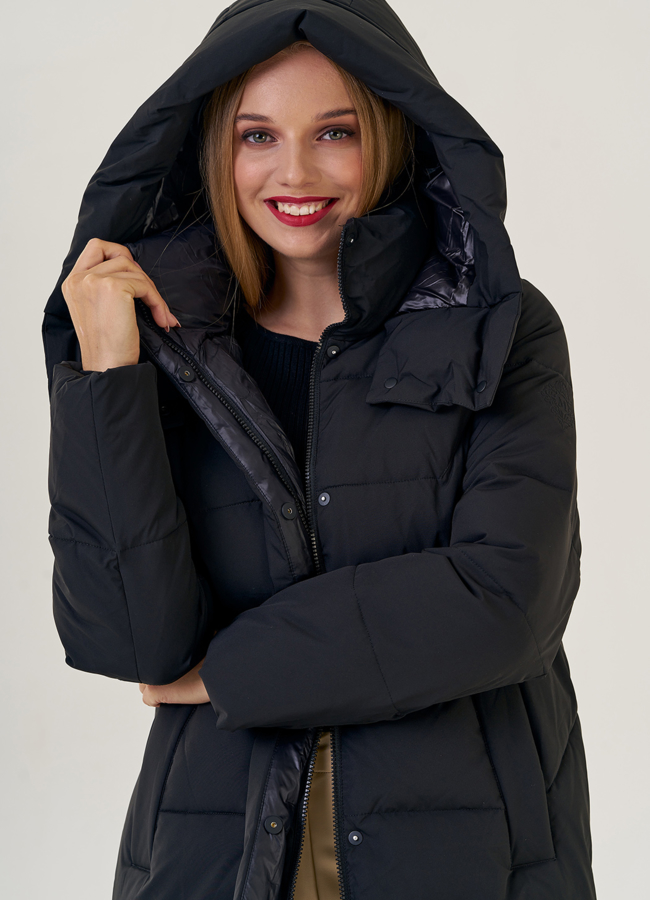 Куртка женская черного цвета с капюшоном модель № 23169 меха малина