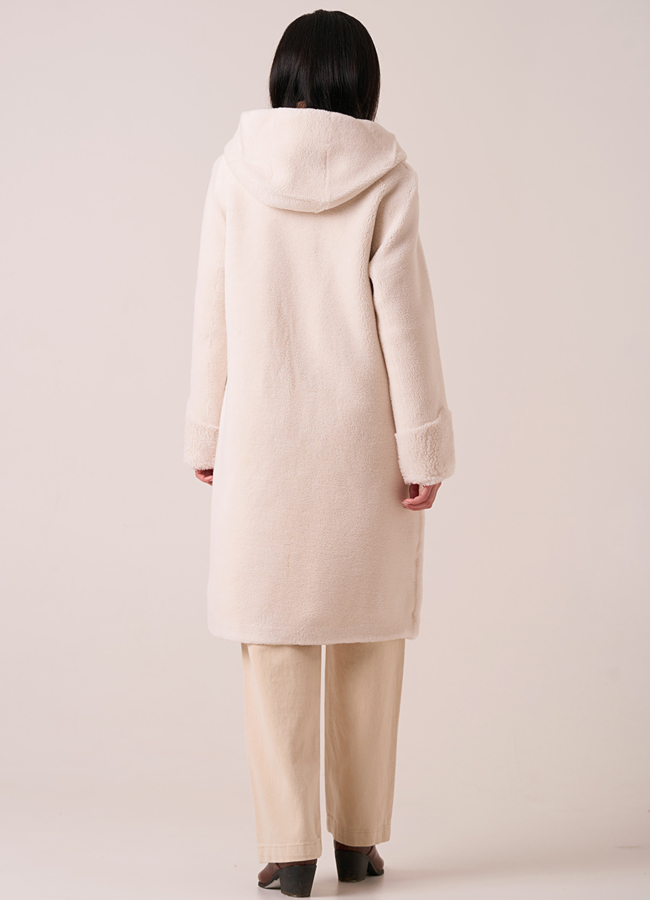 Белое пальто из эко меха на пуговицах с капюшоном модель № 9801 в кредит