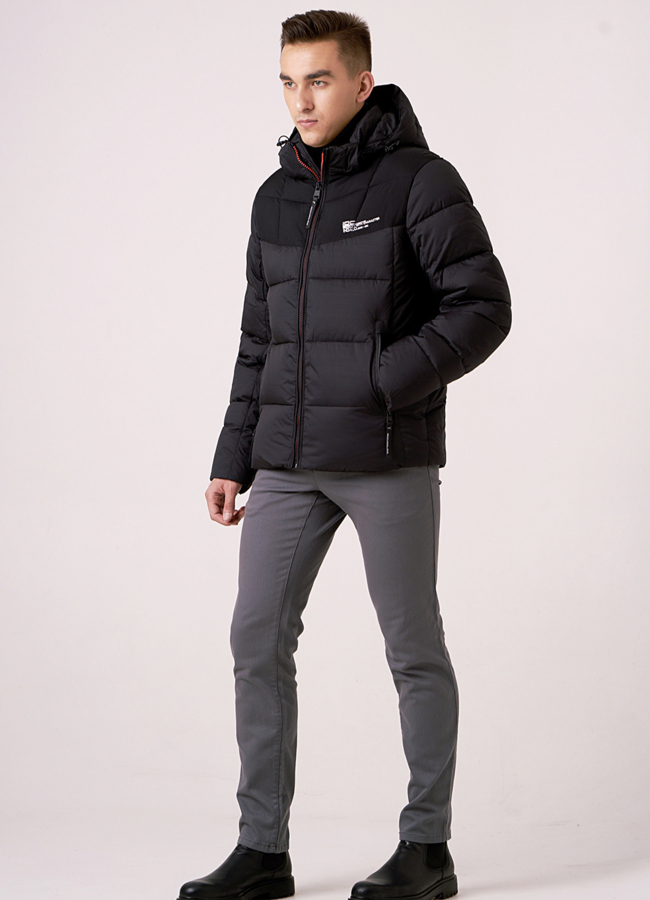 фото Куртка с капюшоном на молнии в черном цвете модель № 925