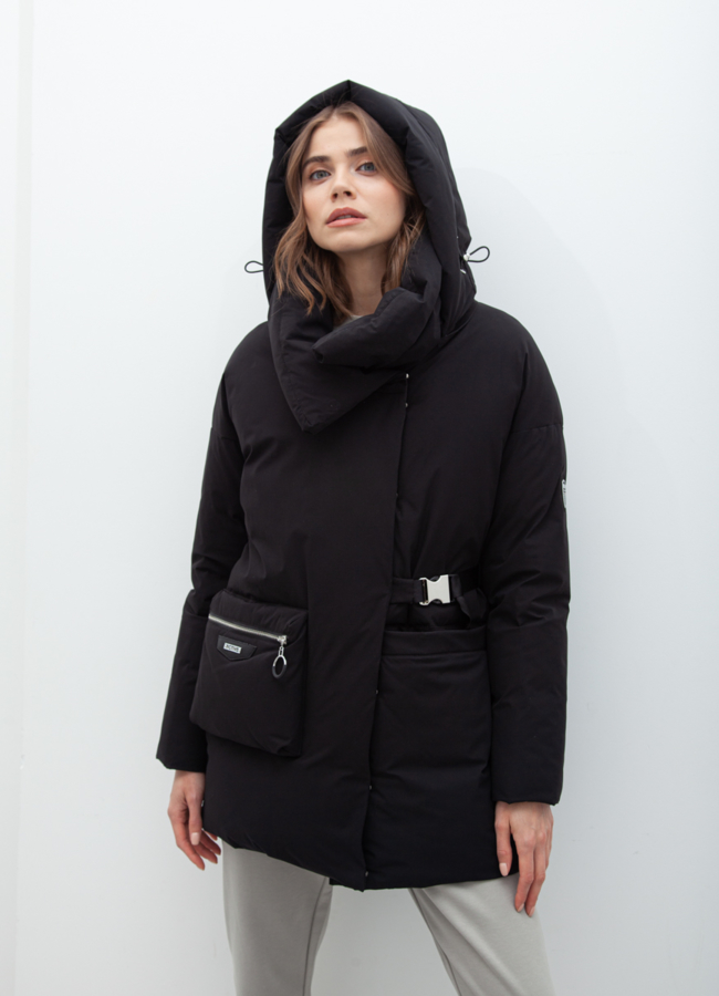 Пуховик женский черного цвета модель № 21077 меха малина