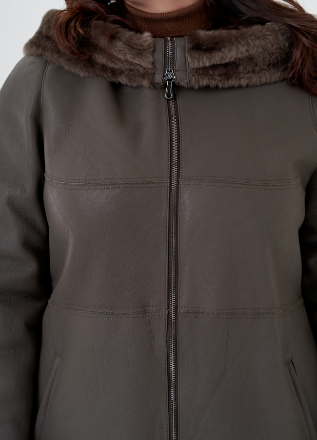 Женская дубленка  капюшоном модель № 23877 универмаг малина