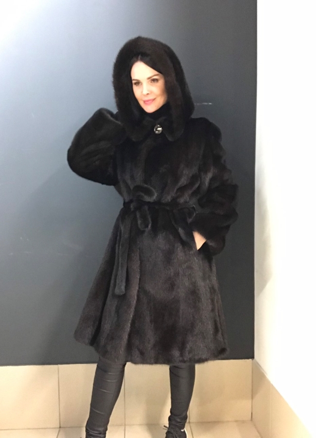 Норковая шуба с капюшоном в цвете махагон модель № 121022 в кредит