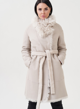 Женская дубленка бежевого цвета 