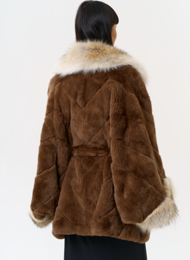 Шуба из кролика с отделкой из меха койота Шуба из кролика с отделкой из меха койота