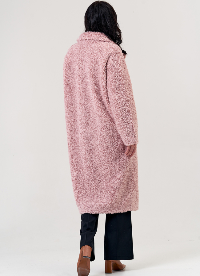 фото Пальто из эко меха розового цвета с английским воротником модель № 19435