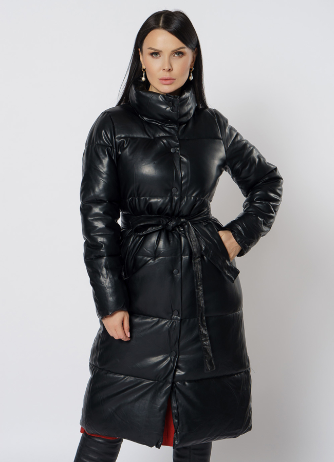 Пальто из эко кожи в черном цвете модель № 21714 меха малина