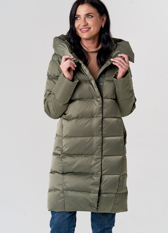 Женский пуховик зеленого цвета с капюшоном модель № 21572 меха малина