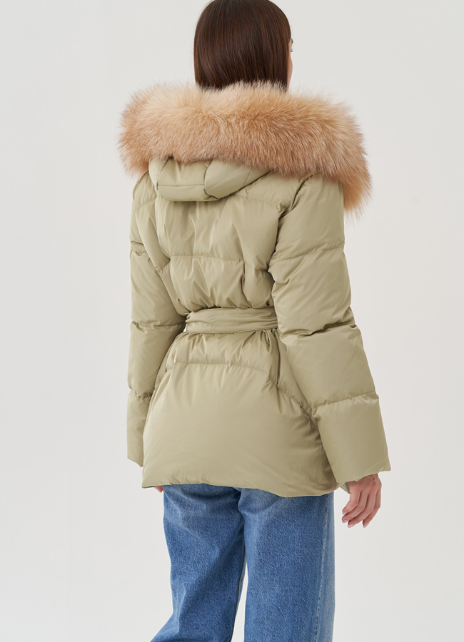 Пуховик с отделкой капюшона из меха лисы модель № 25368 универмаг малина