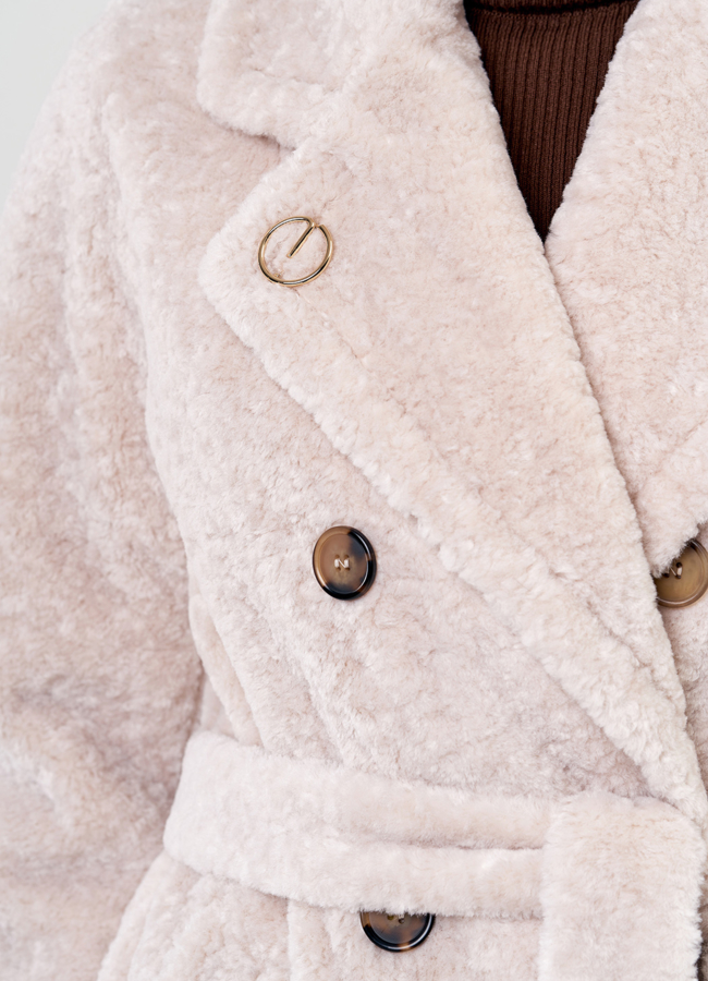 Пальто из эко меха в бежевом цвете модель № 21379 универмаг малина