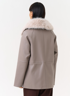 Удлиненная куртка из эко кожи с воротником из эко меха Удлиненная куртка из эко кожи с воротником из эко меха