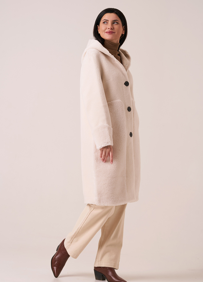 фото Белое пальто из эко меха на пуговицах с капюшоном модель № 9801