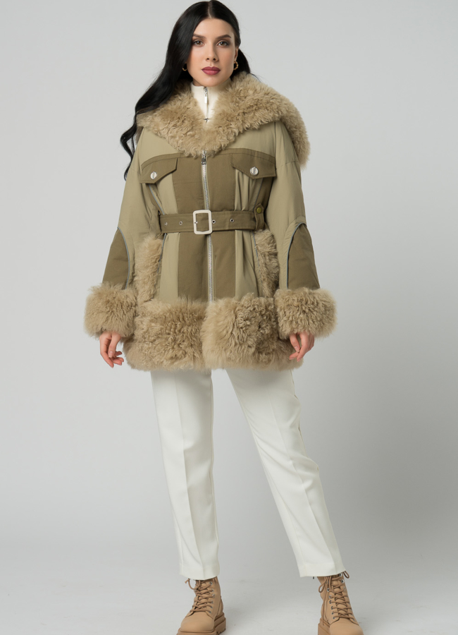 Женский пуховик зеленого цвета с отделкой из овчины модель № 21864 меха малина