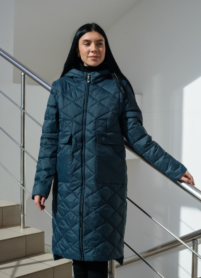 Женский плащ с капюшоном темно-зеленого цвета модель № 22580 меха малина