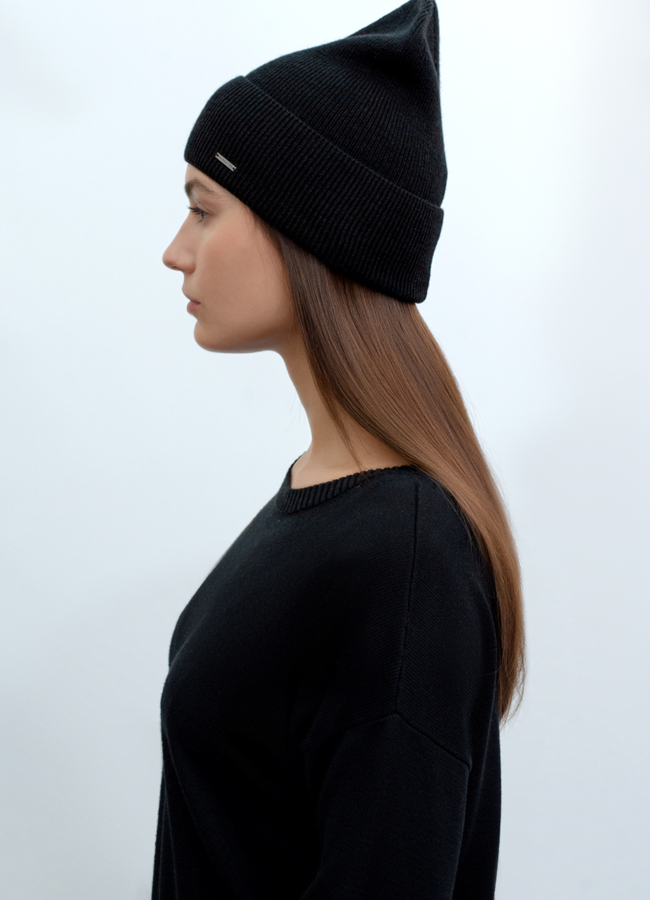 фото Демисезонная шапка бини в черном цвете модель № 12304