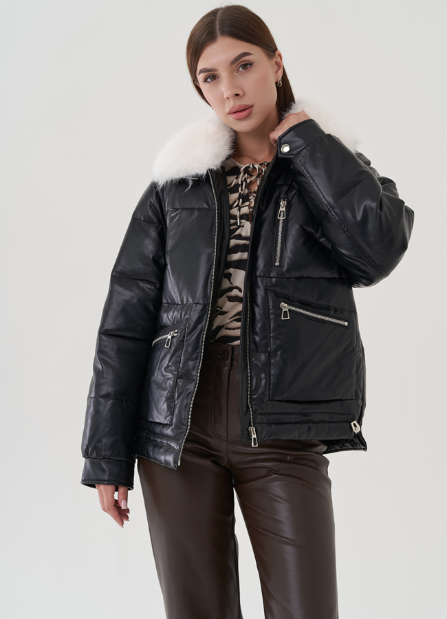 Куртка черного цвета с воротником из эко меха модель № 24867 в рассрочку