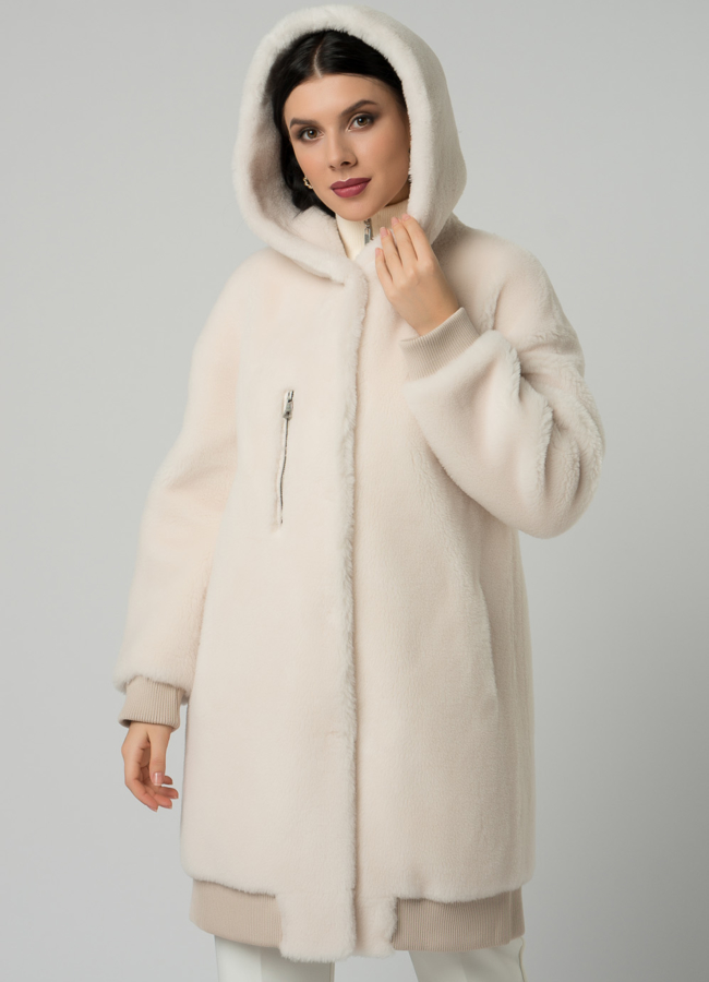 Бомбер из эко меха в белом цвете с капюшоном модель № 21140 универмаг малина