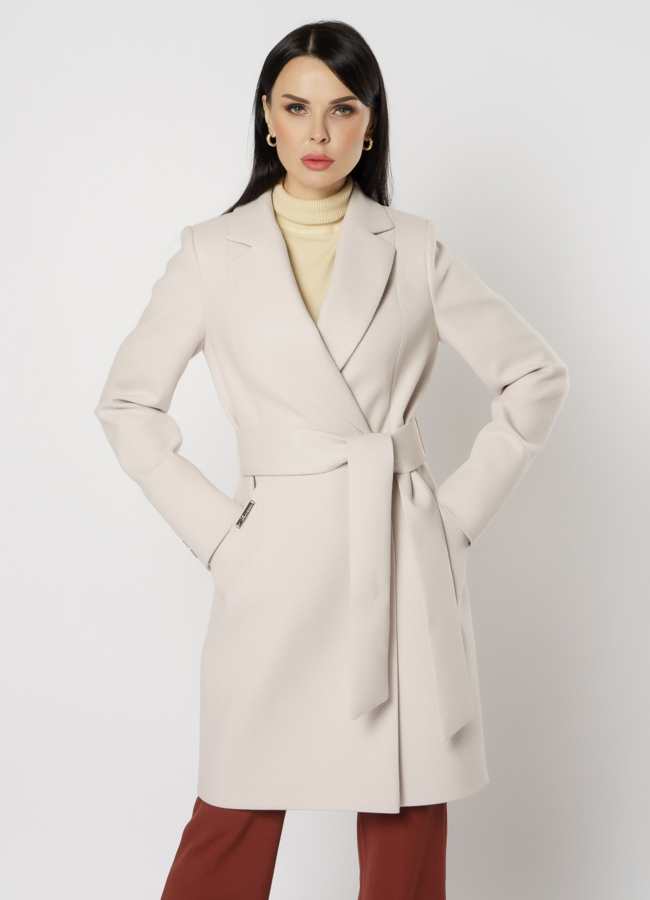 Пальто бежевого цвета с поясом модель № 20764 меха малина