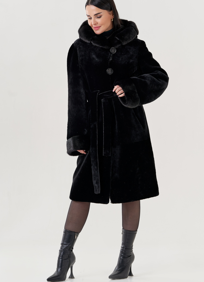 Шуба из овчины в черном цвете с капюшоном  модель № 79634 универмаг малина