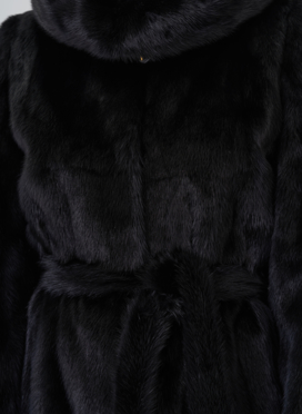 Шуба из норки черного цвета с капюшоном 