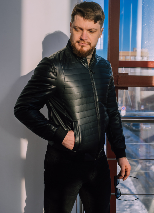 Куртка бомбер черного цвета на молнии  модель № 22541 в кредит