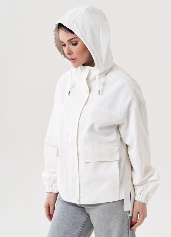 Ветровка белого цвета с капюшоном модель № K2309 в кредит